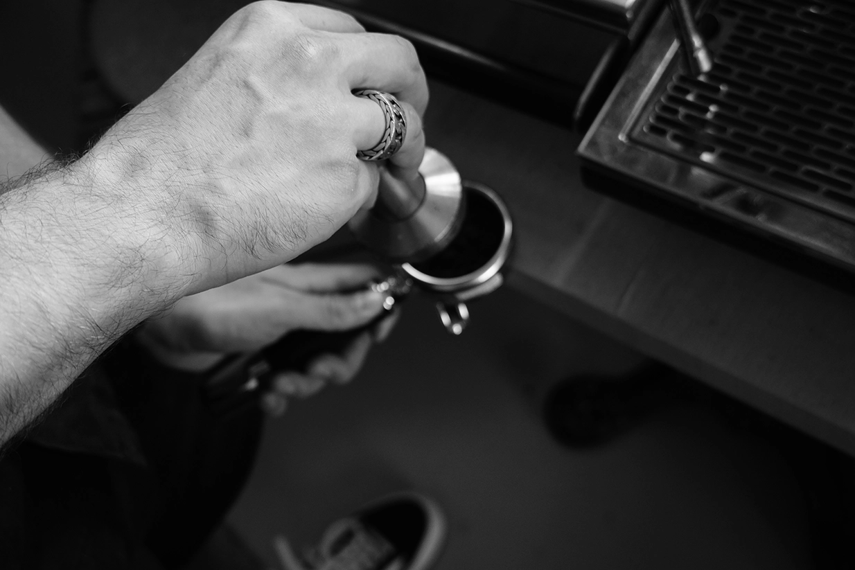 Barista mit Tamper